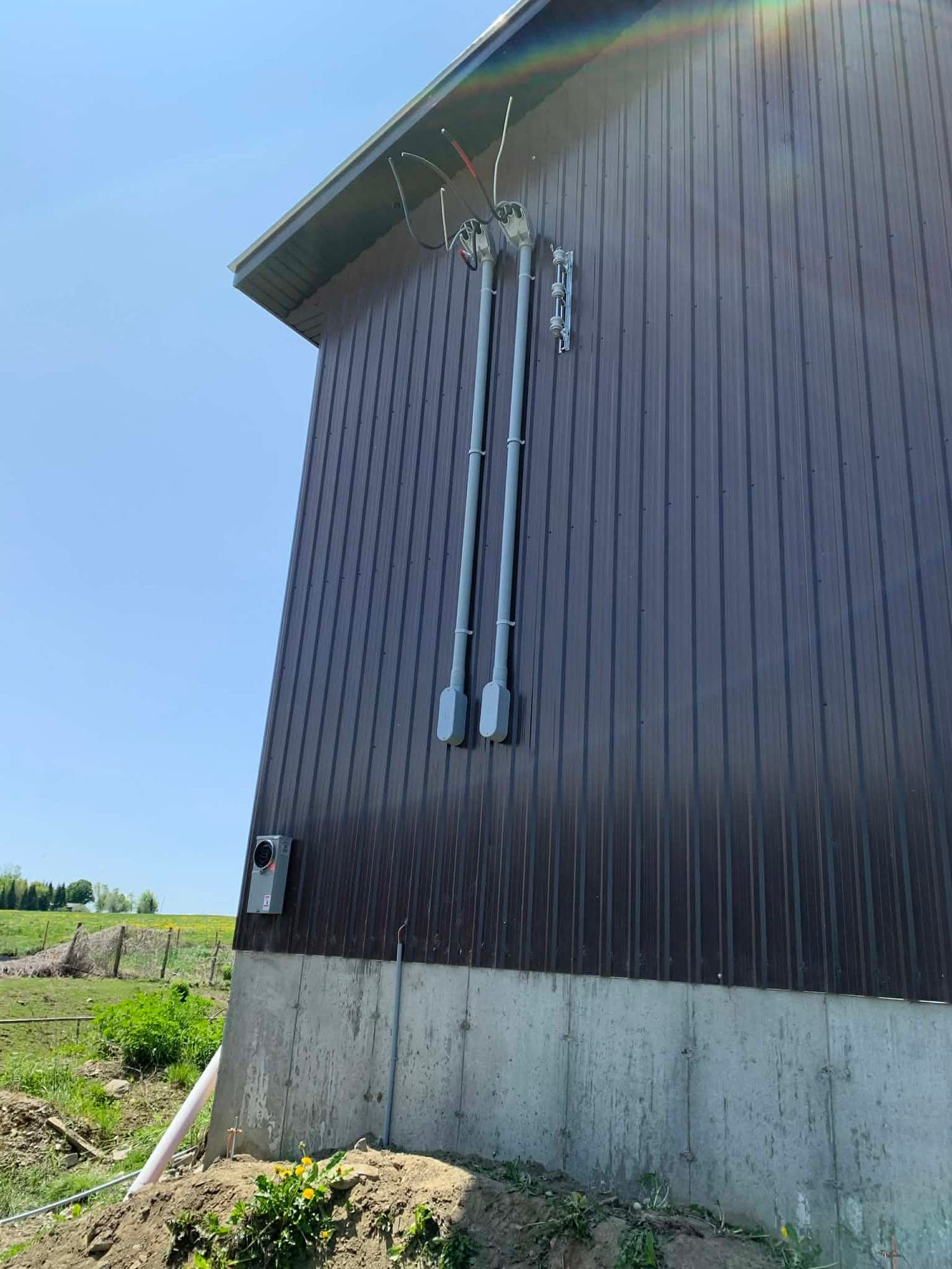 Bâtiment agricole avec conduits électriques et entrée électrique