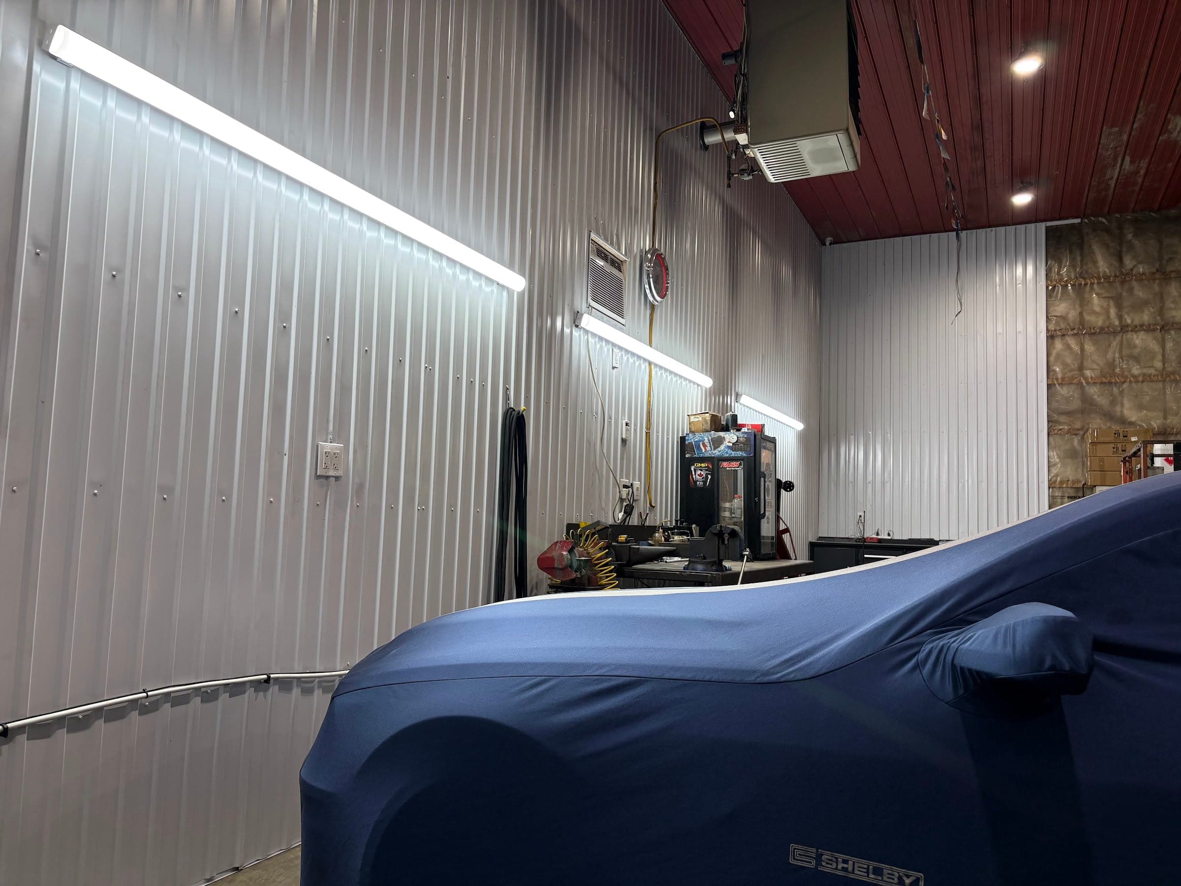 Atelier éclairé par des luminaires DEL linéaires au mur