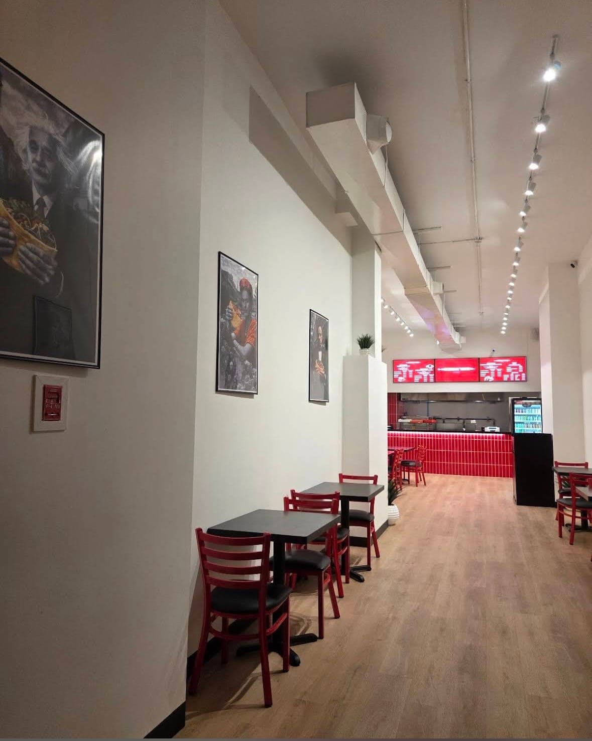 Salle de restaurant éclairée par un système d’éclairage sur rail