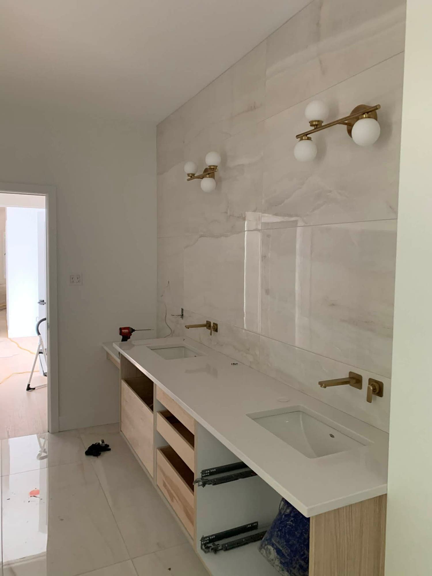 Salle de bain avec appliques murales dorées