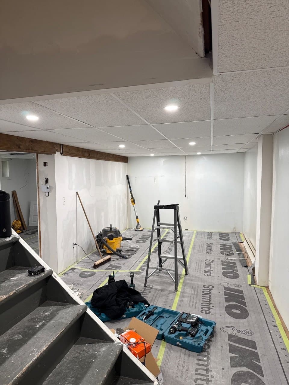 Sous-sol en rénovation, éclairé par des encastrés DEL au plafond
